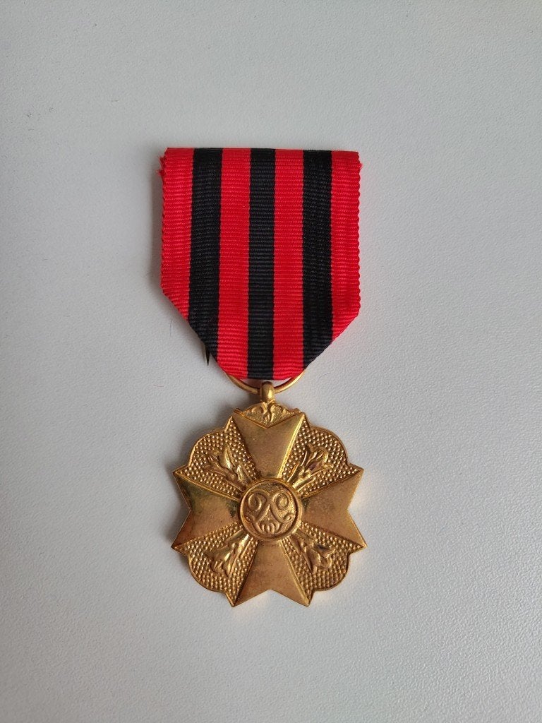 Belgische Burgerlijke Medaille 1e klasse + Fibru-doos, Postzegels en Munten, Penningen en Medailles, Ophalen of Verzenden, Overige materialen