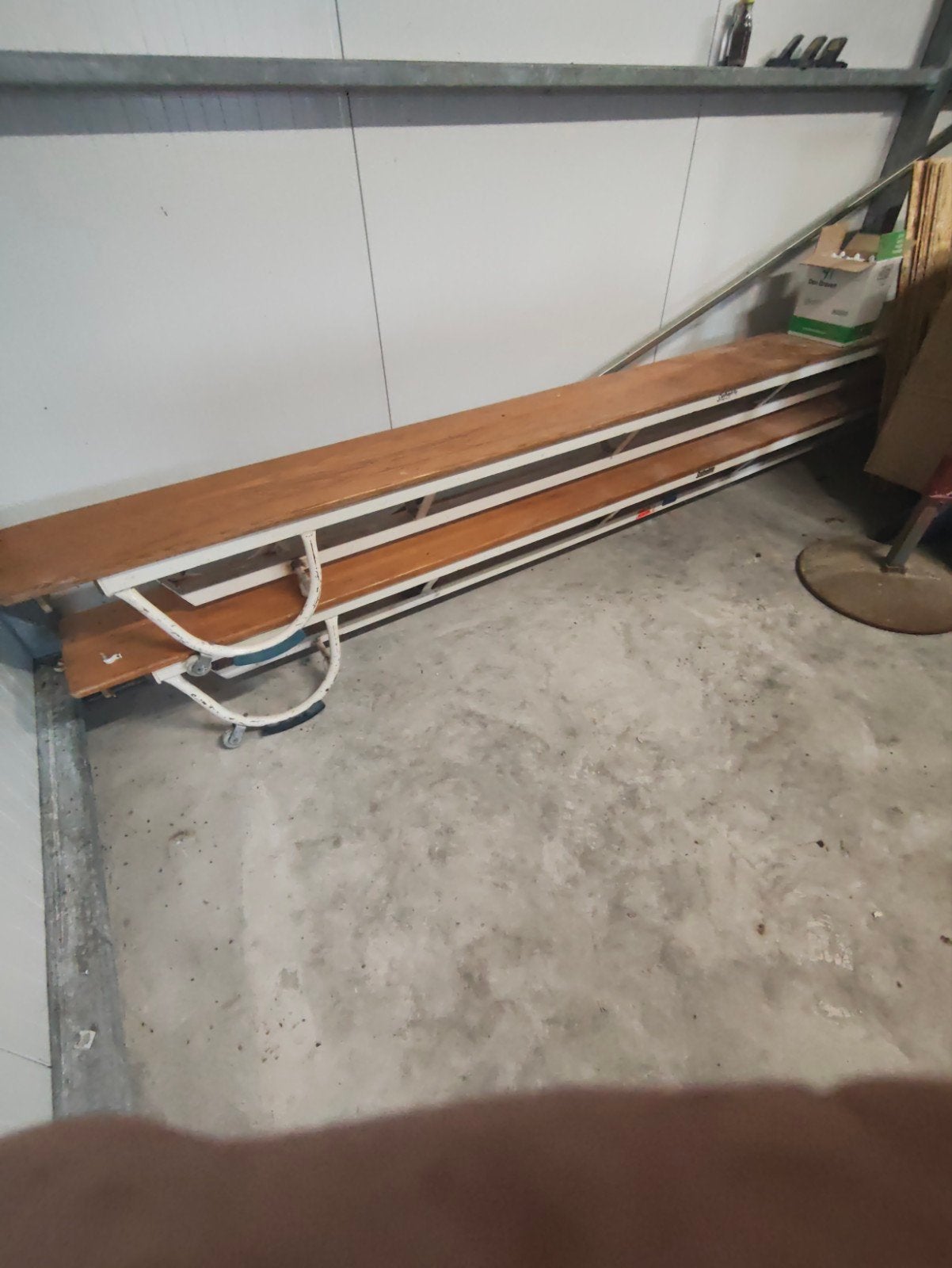 Houten banken met metalen onderstel uit gymzaal, Ophalen, Gebruikt