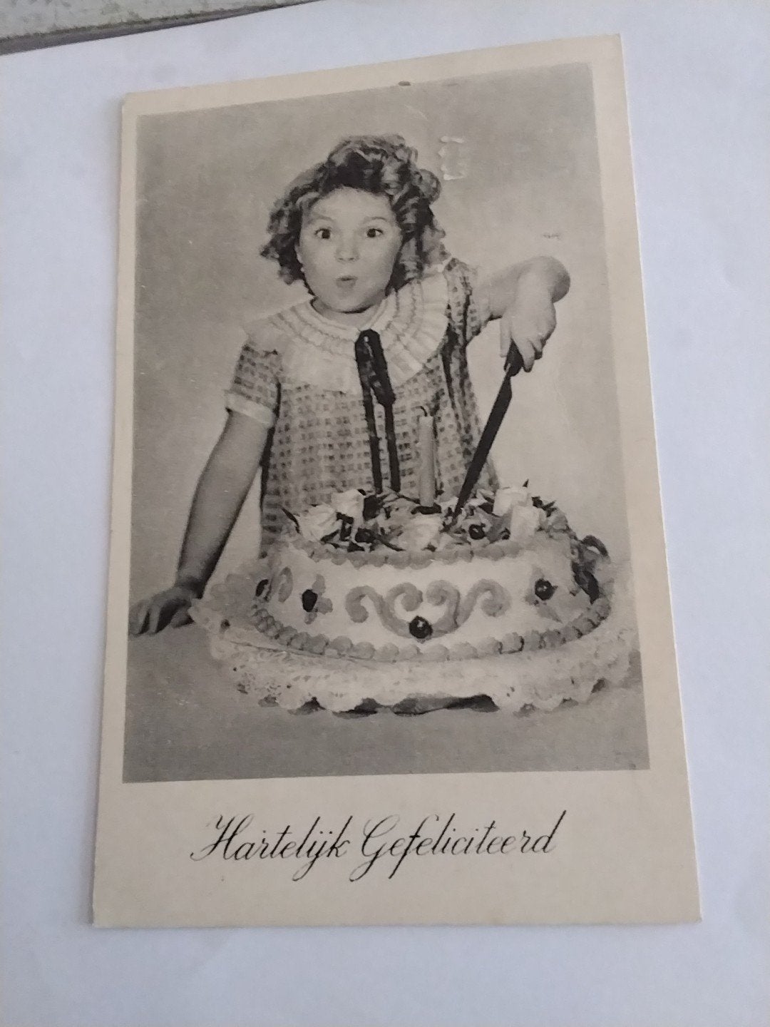 Oude ansichtkaart Shirley Temple.  met verjaardagstaart,, Ophalen of Verzenden, 1940 tot 1960, Gelopen