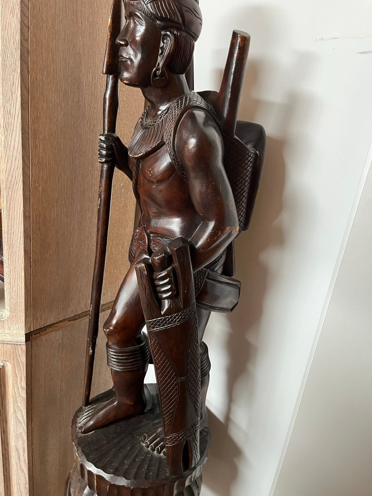 Groot handgesneden houten beeld van jager met speer, Antiek en Kunst, Bruin, 120 cm, Indonesië, Ophalen