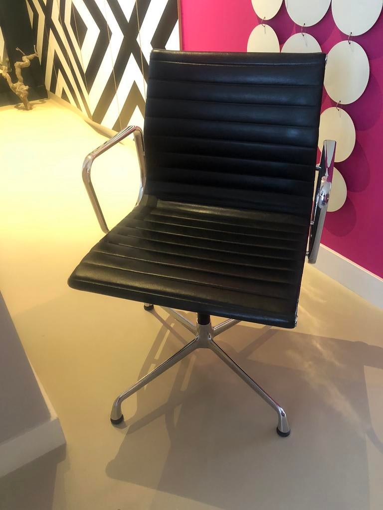 Eames stoelen leer, gemerkt mer sticker Herman miller, Ophalen of Verzenden, Zo goed als nieuw, Leer, Vier