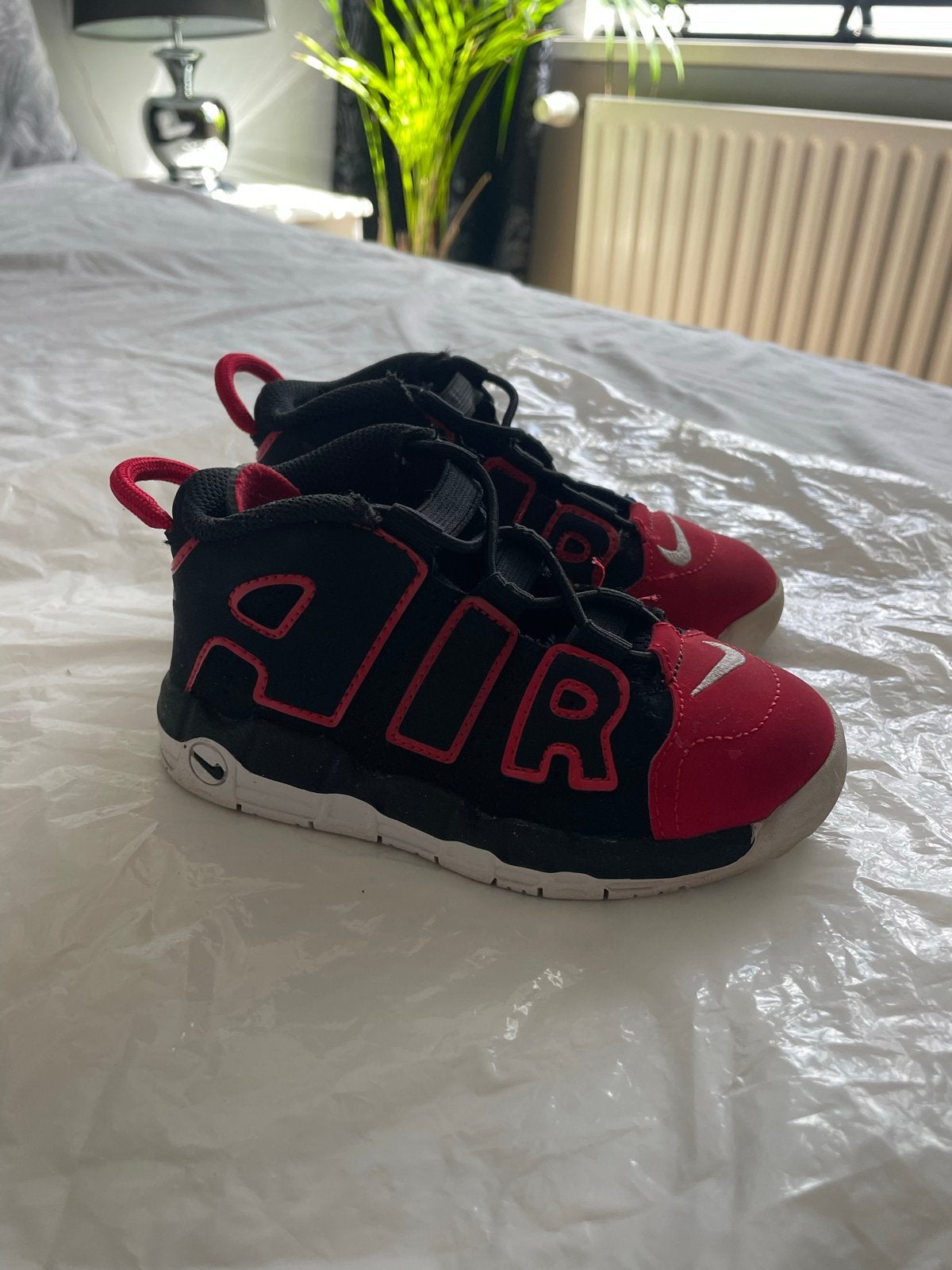 Nike Air More Uptempo - Zwart/Rood - Maat 26, Ophalen, Gebruikt, Jongen of Meisje, Schoenen