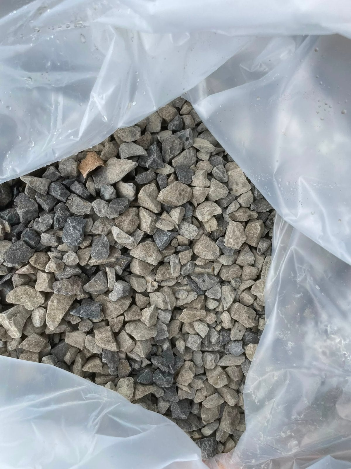 15 zakken grind steentjes, ca. 300kg totaal, Ophalen, Gebruikt, Grijs, Grind