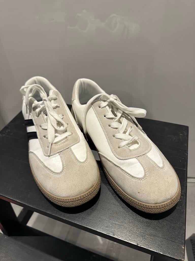 GRATIS! Witte sneakers met zwarte strepen, maat 38-39, Ophalen, Gedragen, Wit, Sneakers of Gympen