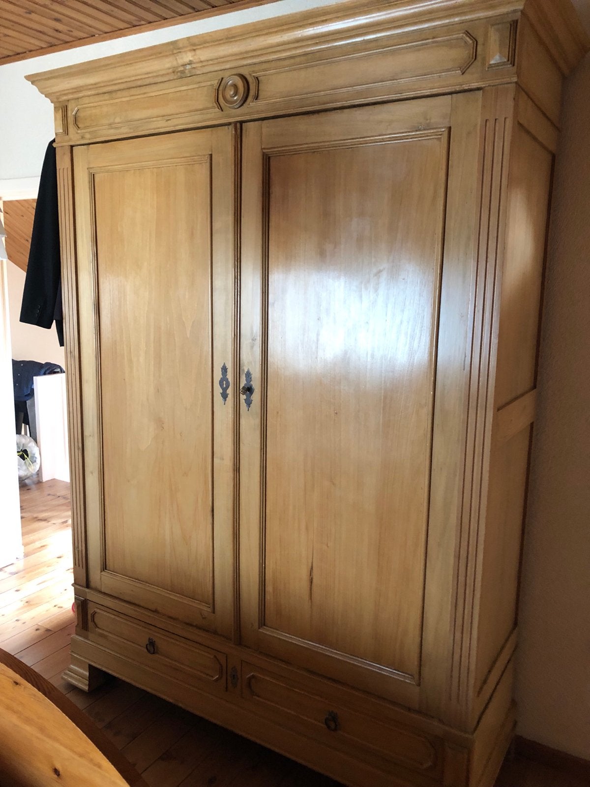 Antieke houten kledingkast met lades, Ophalen