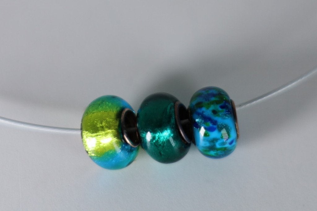 3 glaskralen met zilver, bedels, aan ketting, blauw groen, Overige merken, Ophalen of Verzenden, Zo goed als nieuw, 4 bedels of meer