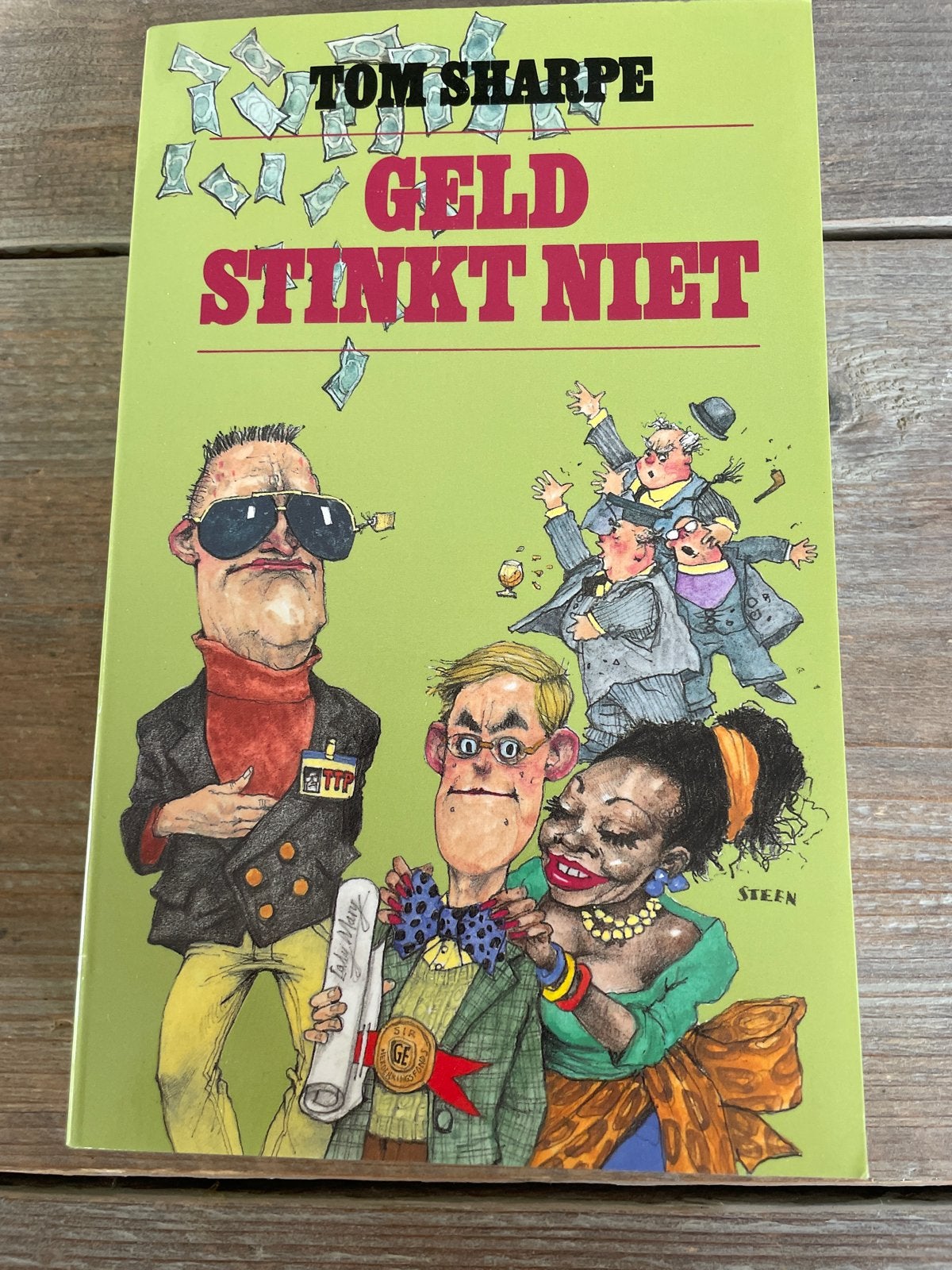 Tom Sharpe - Geld Stinkt Niet (Paperback), Boeken, Ophalen of Verzenden, Zo goed als nieuw, Nederland
