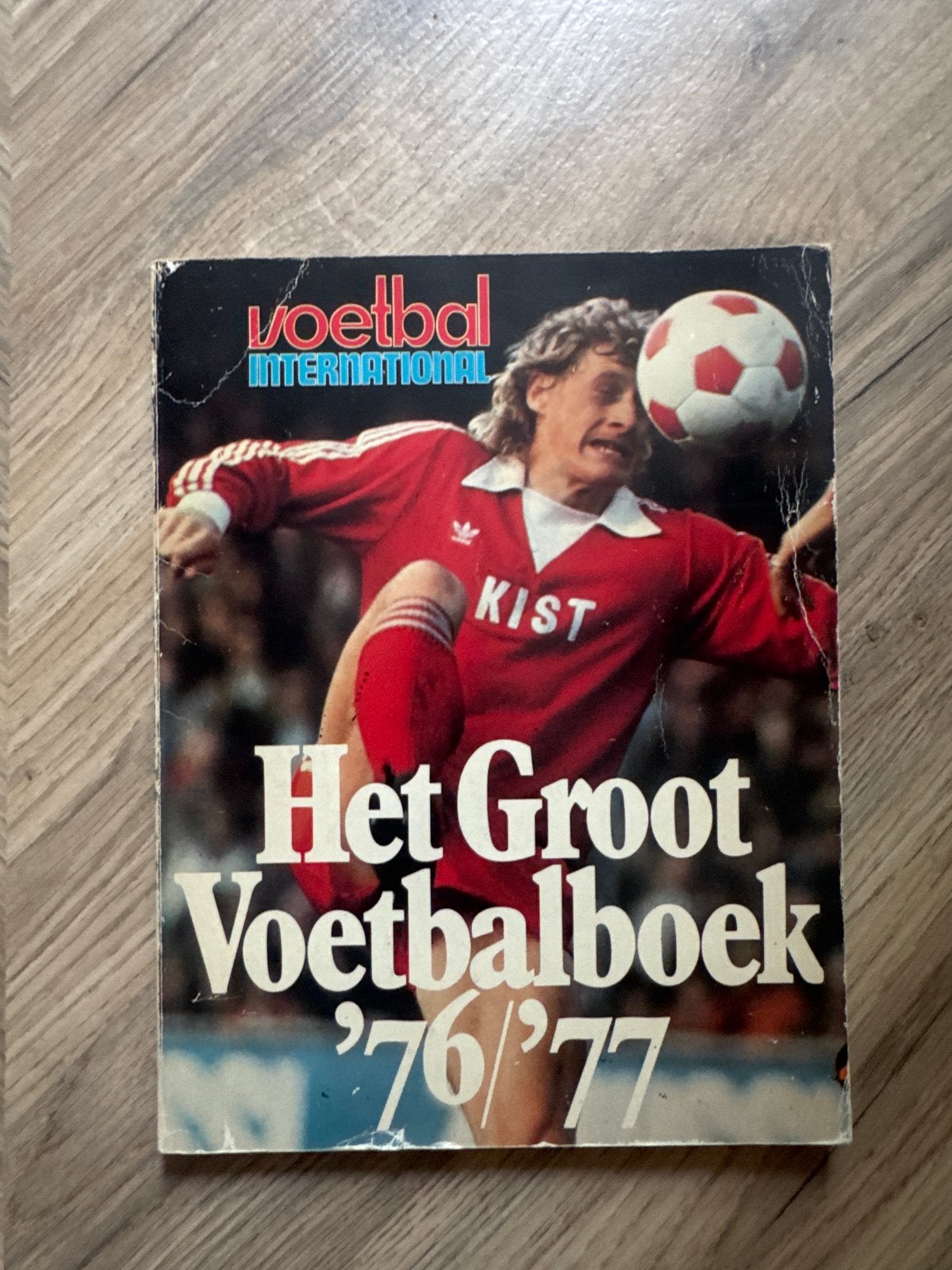 Het Groot Voetbalboek '76/'77 - Voetbal International, Ophalen of Verzenden, Gelezen, Balsport