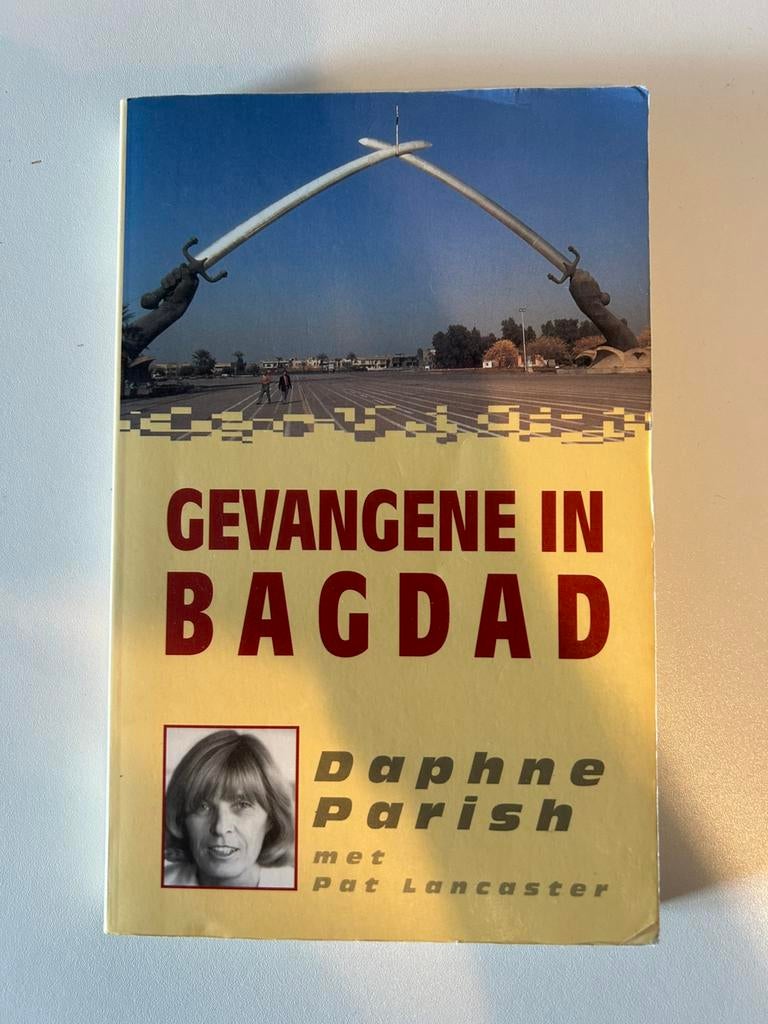 ‘Gevangene in Bagdad’ van Daphne Parish te koop, Ophalen of Verzenden, Gelezen