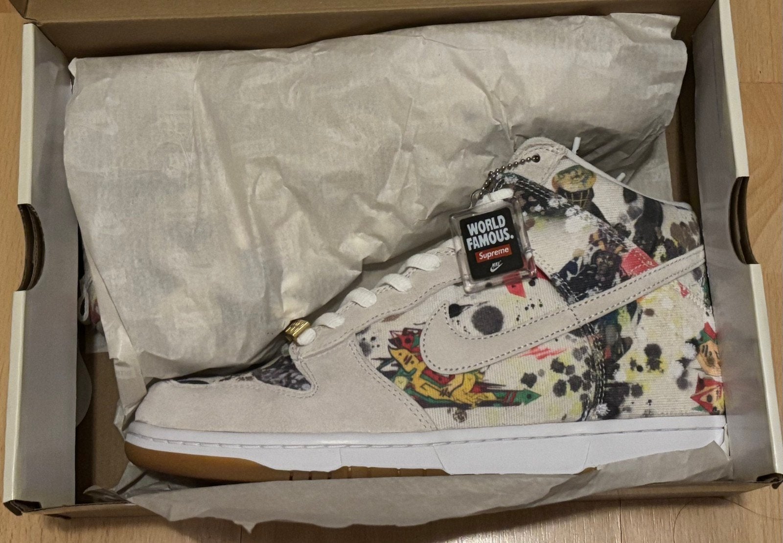 Supreme x Nike SB Dunk High “Rammellzee” (43), Kleding | Heren, Schoenen, Wit, Nike, Nieuw, Ophalen of Verzenden