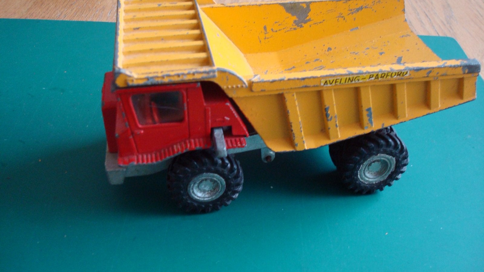 DINKY TOYS kiepwagen. Geel/rood. Brede banden, sterk., Ophalen of Verzenden, Zo goed als nieuw, Bus of Vrachtwagen, Overige merken