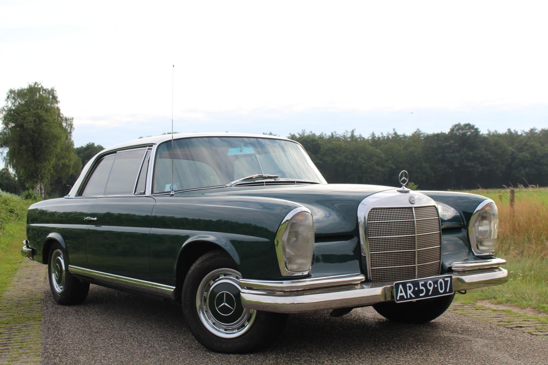 Mercedes-Benz 220 se 220 SE Coupe PRACHTIGE AUTO! STUURBEKRA, Auto's, Oldtimers, Stof, 4 stoelen, Mercedes-Benz, 120 pk