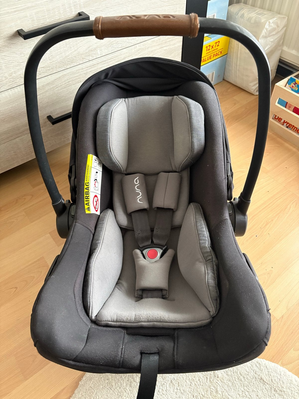 Nuna Maxi-Cosi met zonnekap en extra zonbescherming, Zijbescherming, Zo goed als nieuw, 0 t/m 13 kg, Ophalen