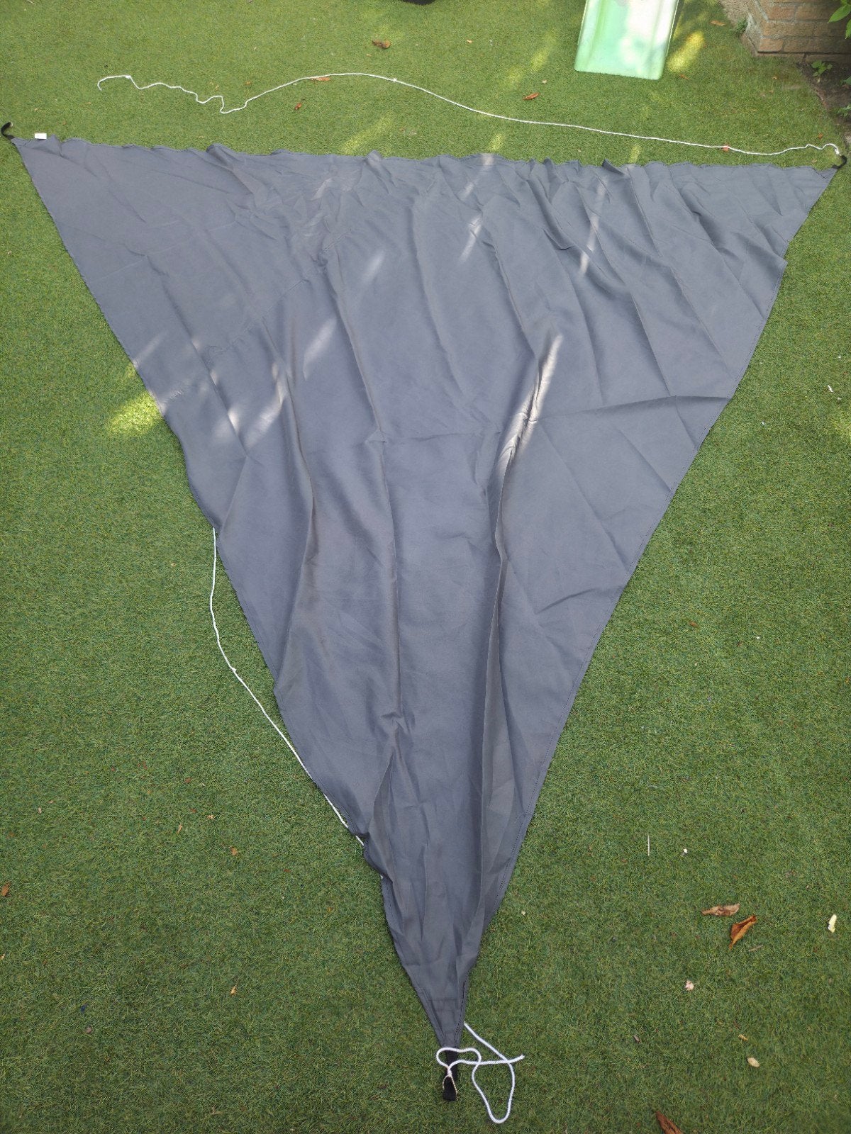 Driehoek grijze schaduwdoek, ruim 3 meter, zo goed als nieuw, Ophalen of Verzenden