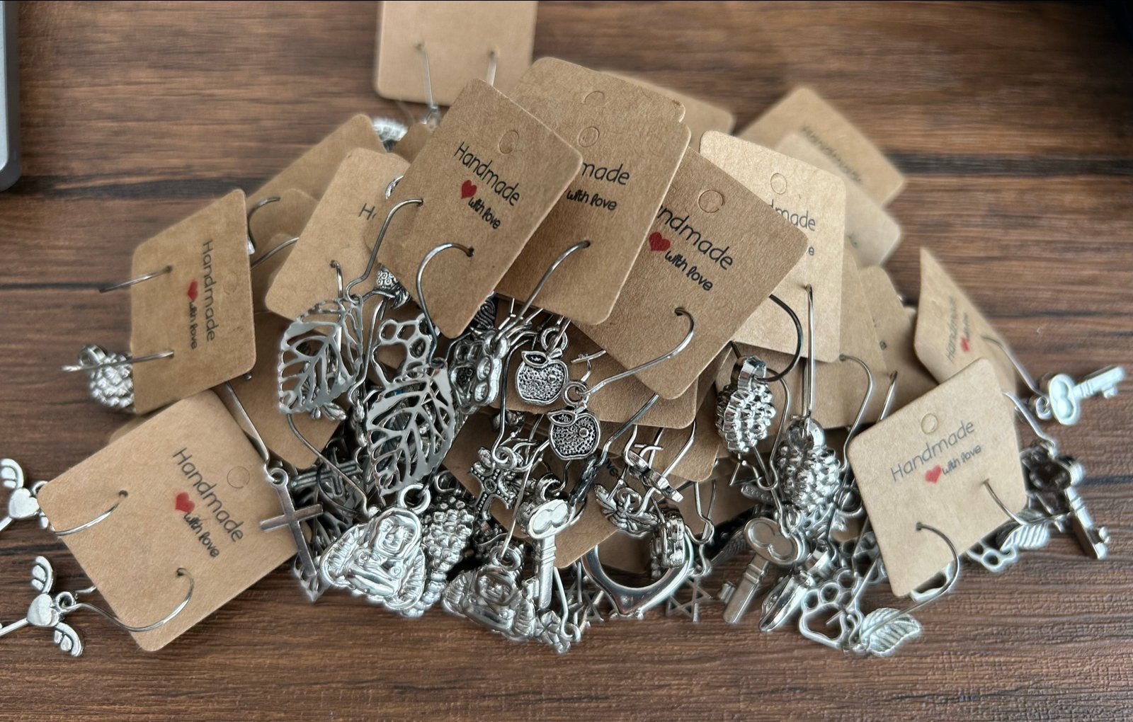 Handgemaakte oorbellen met diverse bedels, Overige materialen, Hangers, Verzenden, Nieuw