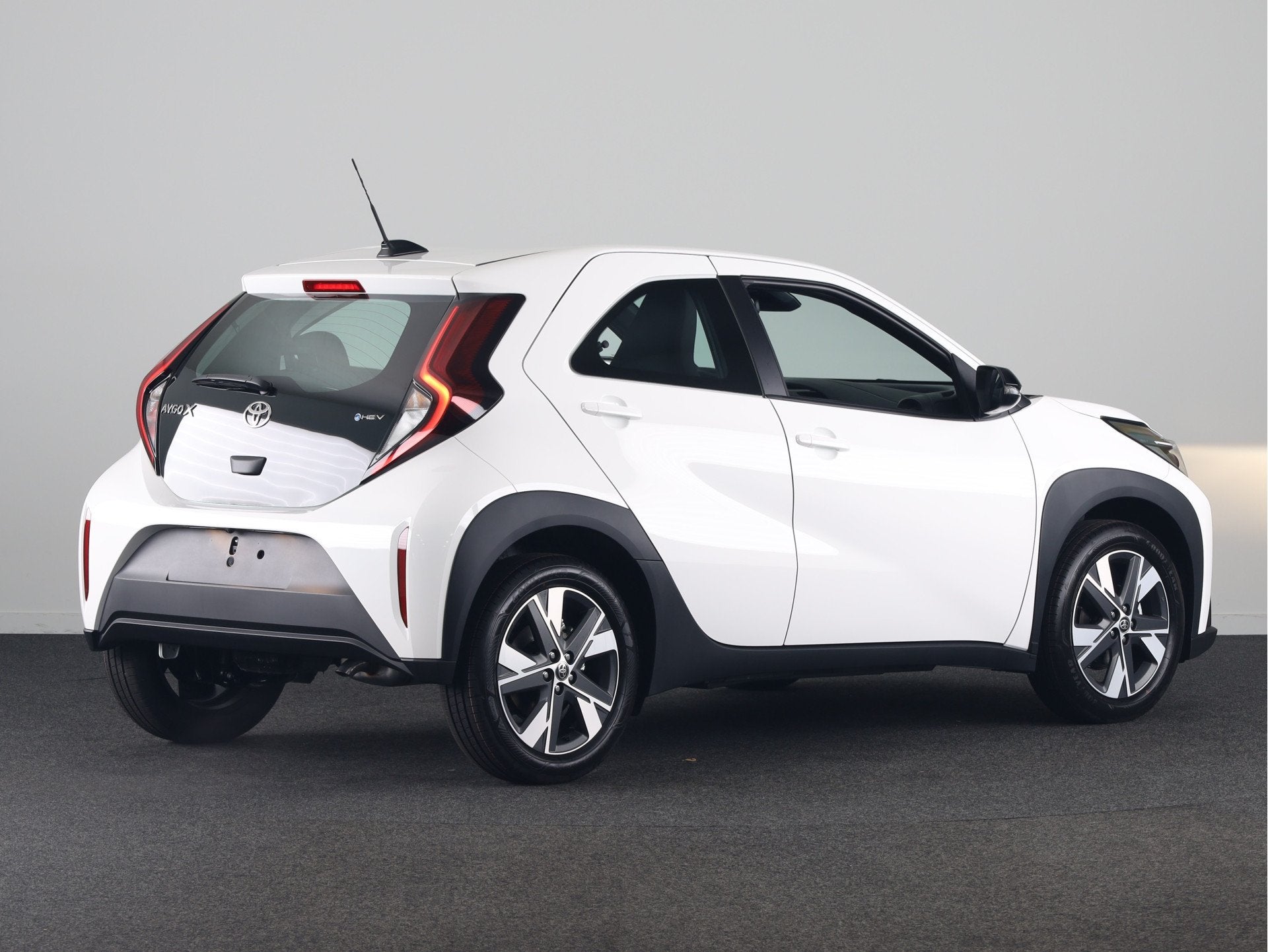 Toyota Aygo X Hybrid 115 play | Apple CarPlay / Android Auto, Auto's, Stof, Zwart, 4 stoelen, 116 pk