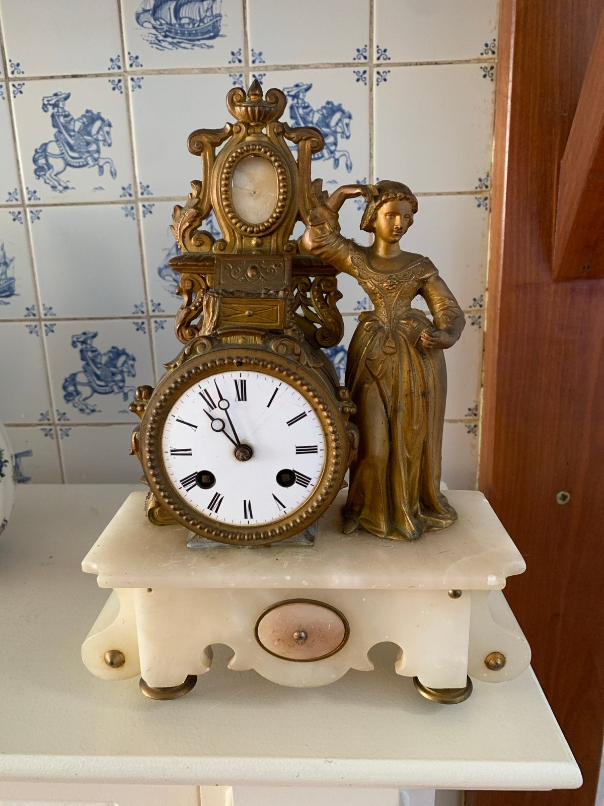 Antieke pendule met albasten voet - Ophalen in Leiden, Antiek en Kunst, Antiek | Klokken, Ophalen