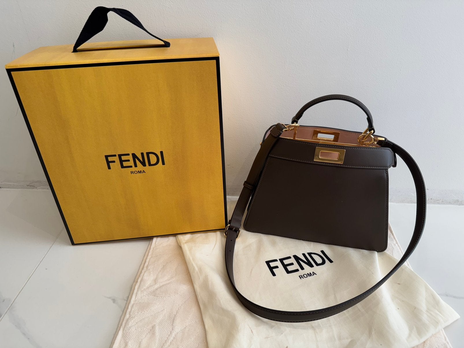 Medium Fendi Peekaboo top handle bag calf leather, Sieraden, Tassen en Uiterlijk, Tassen | Damestassen, Ophalen, Zo goed als nieuw