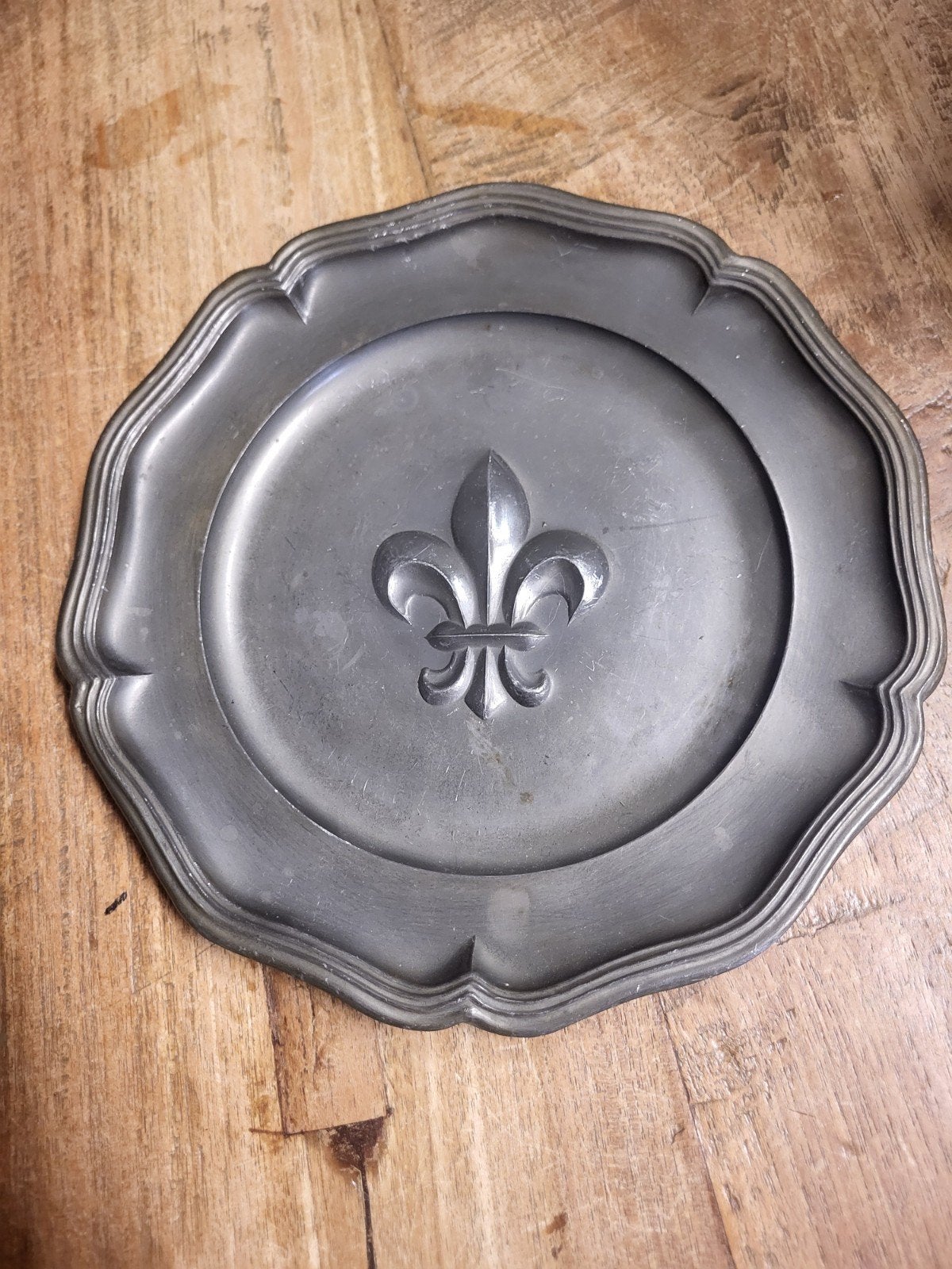 Decoratief tinnen bord met Franse lelie, Antiek en Kunst, Ophalen of Verzenden