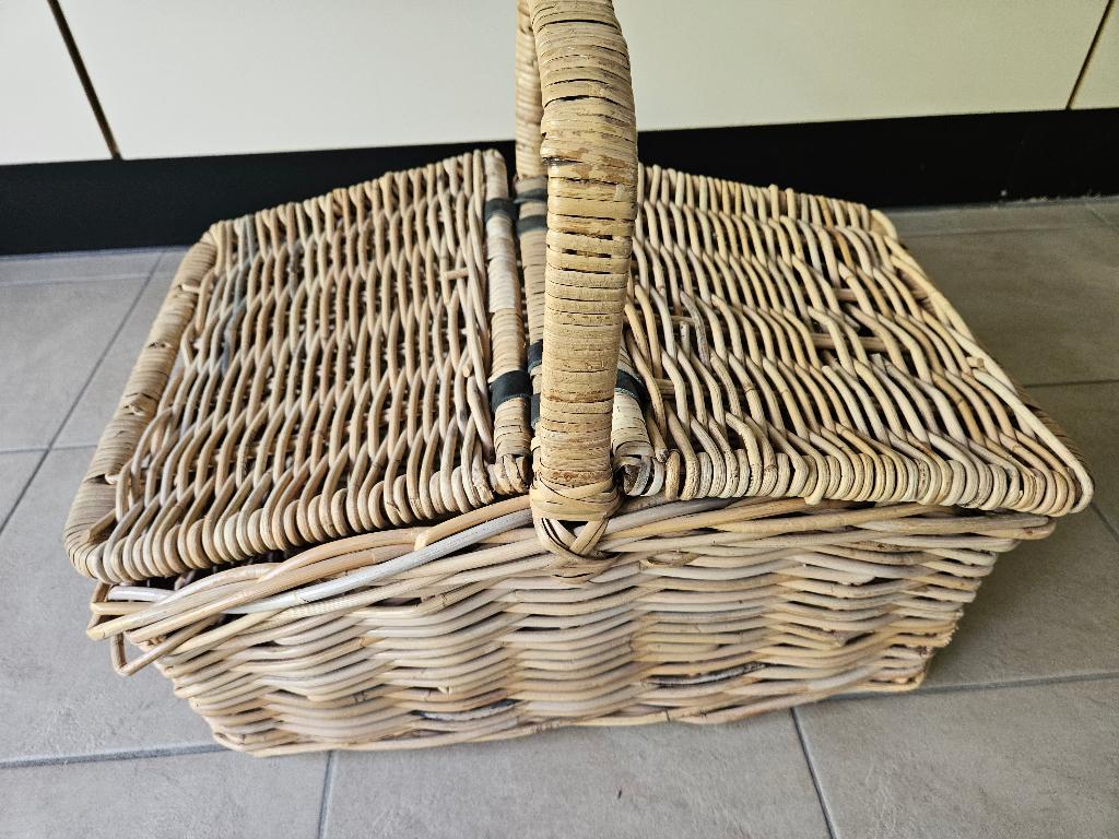 Zeer stevige rieten picknick/ opbergmand 2, Hobby en Vrije tijd, Picknickmanden, Ophalen, Zo goed als nieuw