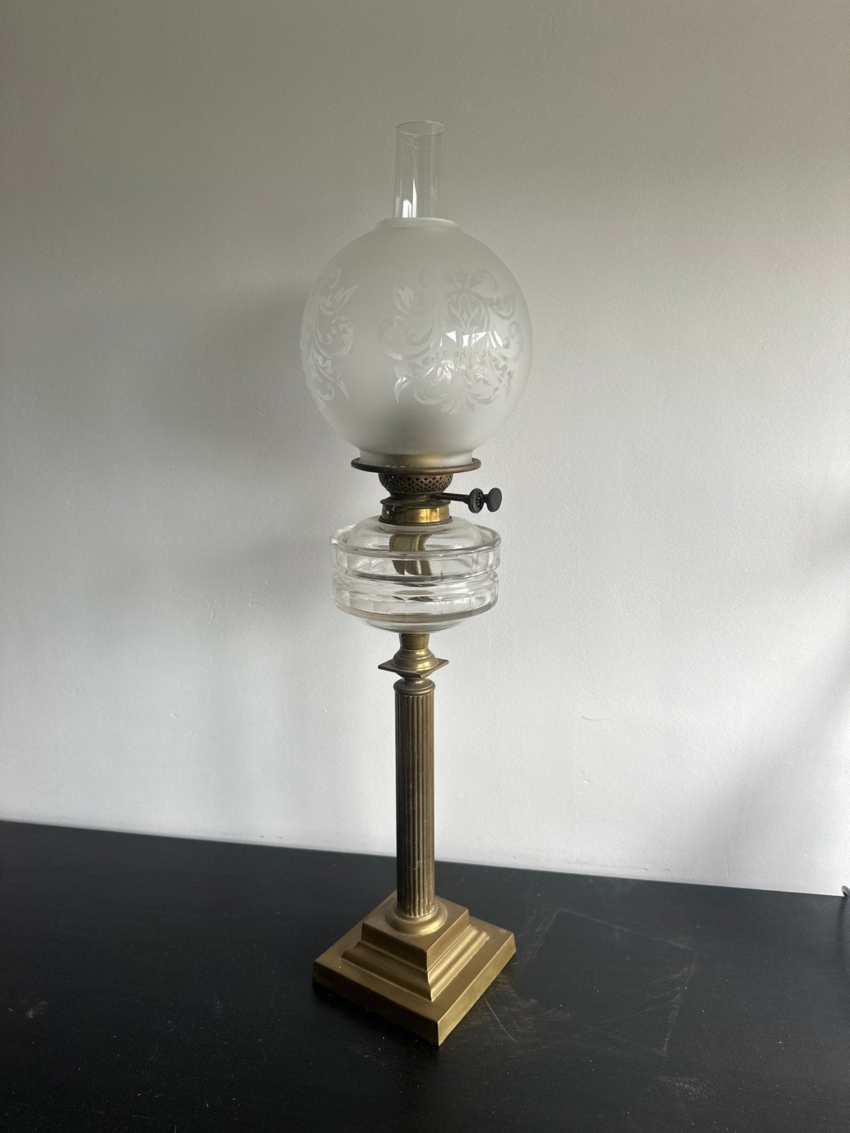 Antieke olielamp met messing voet en glazen kap, Ophalen of Verzenden