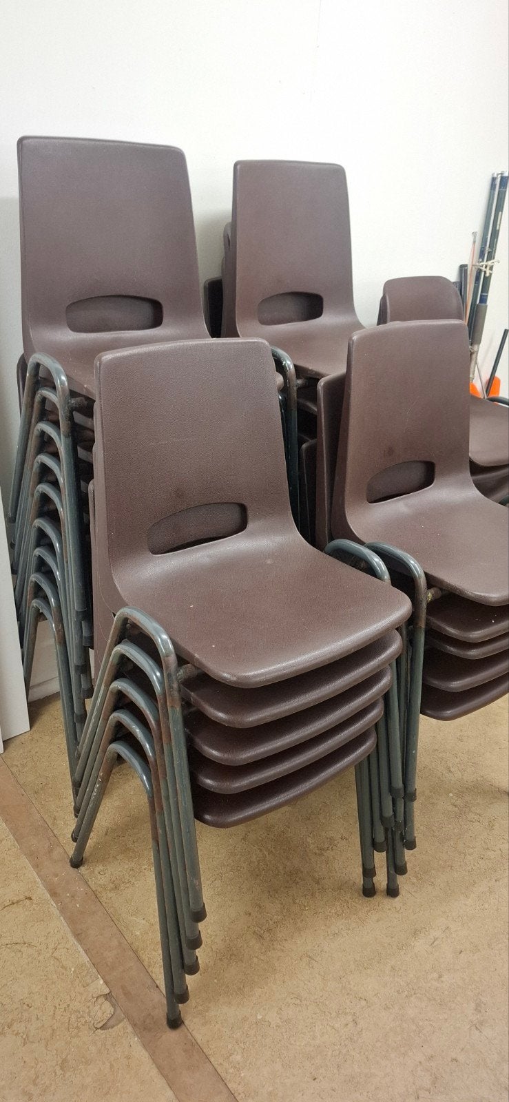 Stapelbare bruine stoelen - ideaal voor evenementen, Huis en Inrichting, Stoelen, Ophalen, Gebruikt, Bruin, Praktisch, Stapelbaar, Functioneel