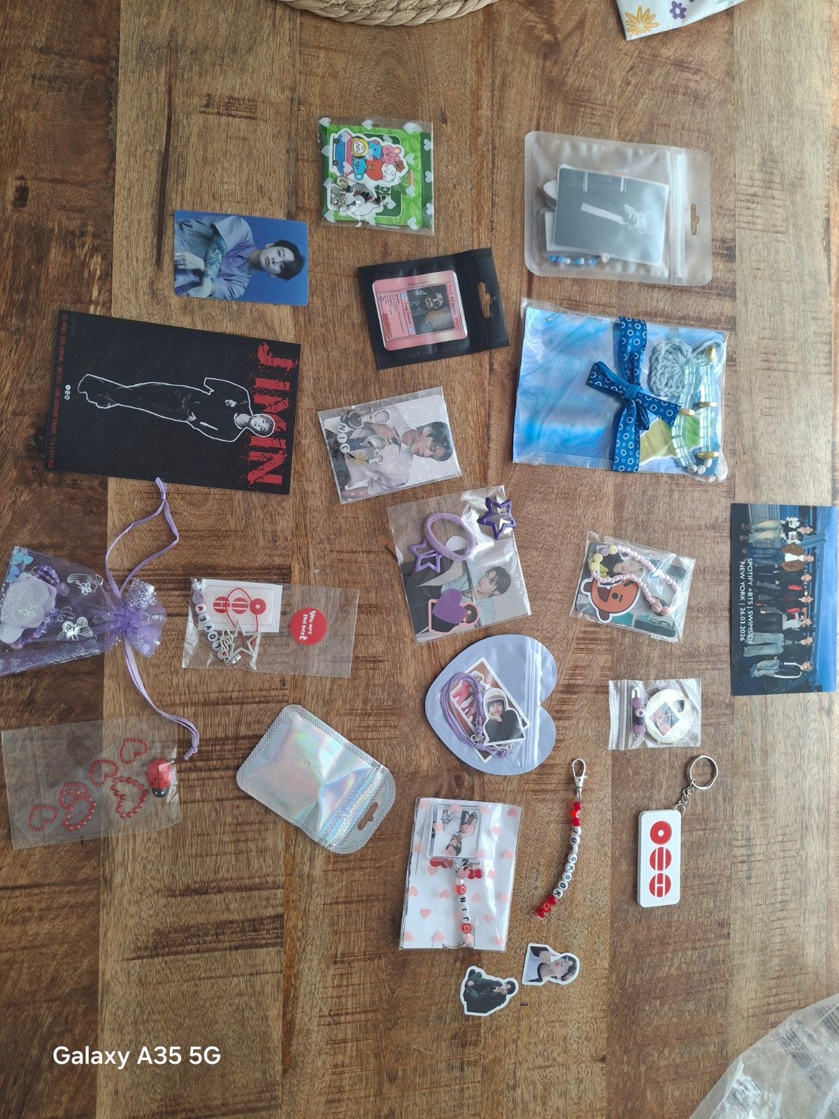 Diverse BTS K-pop merchandise en accessoires, Ophalen, Zo goed als nieuw