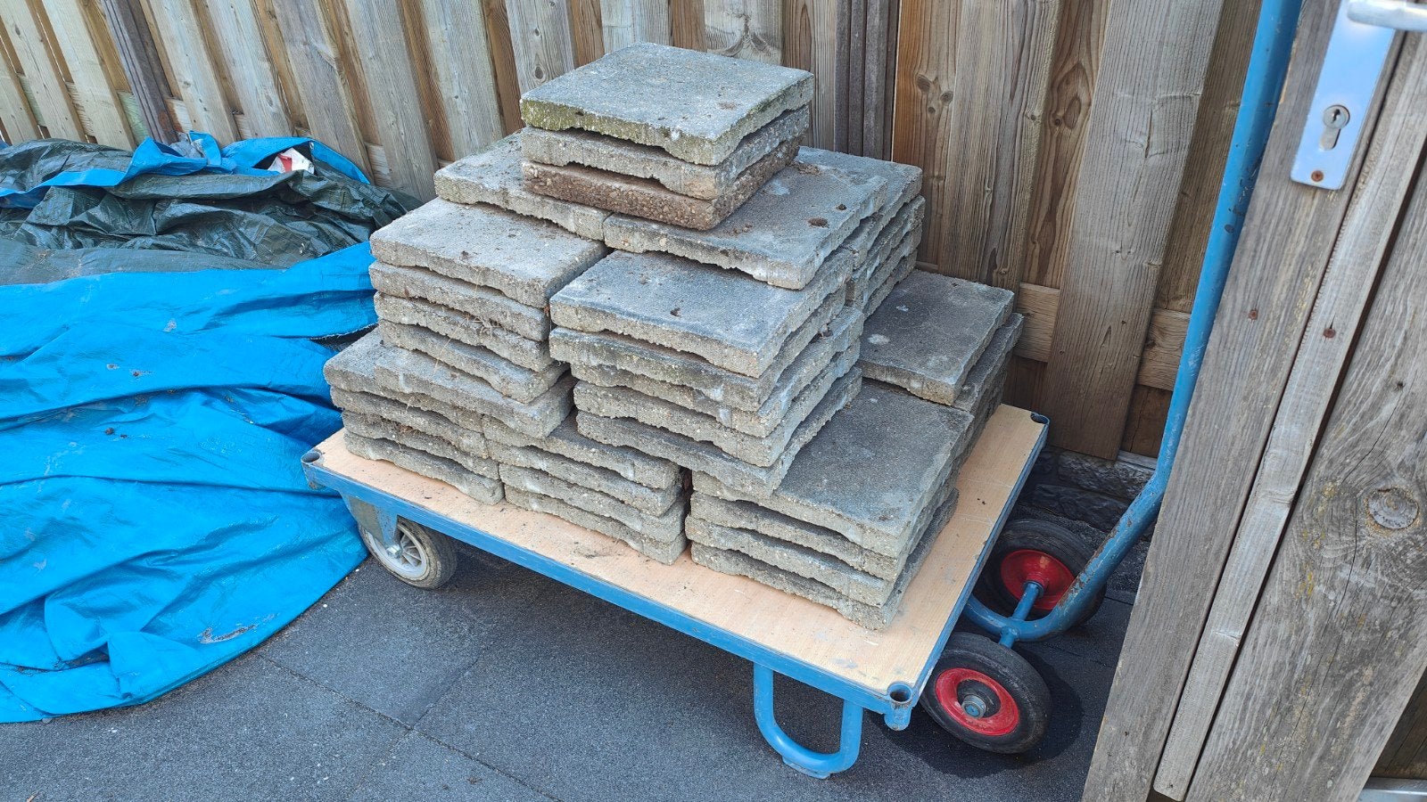 Gratis stoeptegels 30x30 cm 55 stuks., Ophalen of Verzenden, Gebruikt, Beton, Terrastegels