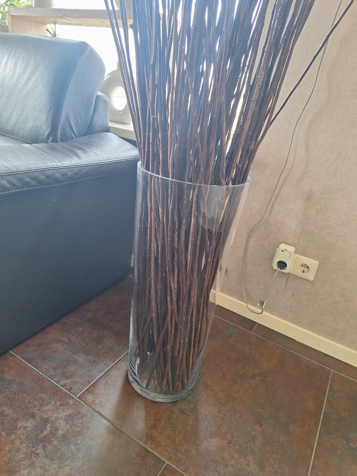 Grote glazen vaas met decoratieve takken, gratis., Ophalen, Transparant, Inclusief decoratie, 190 cm