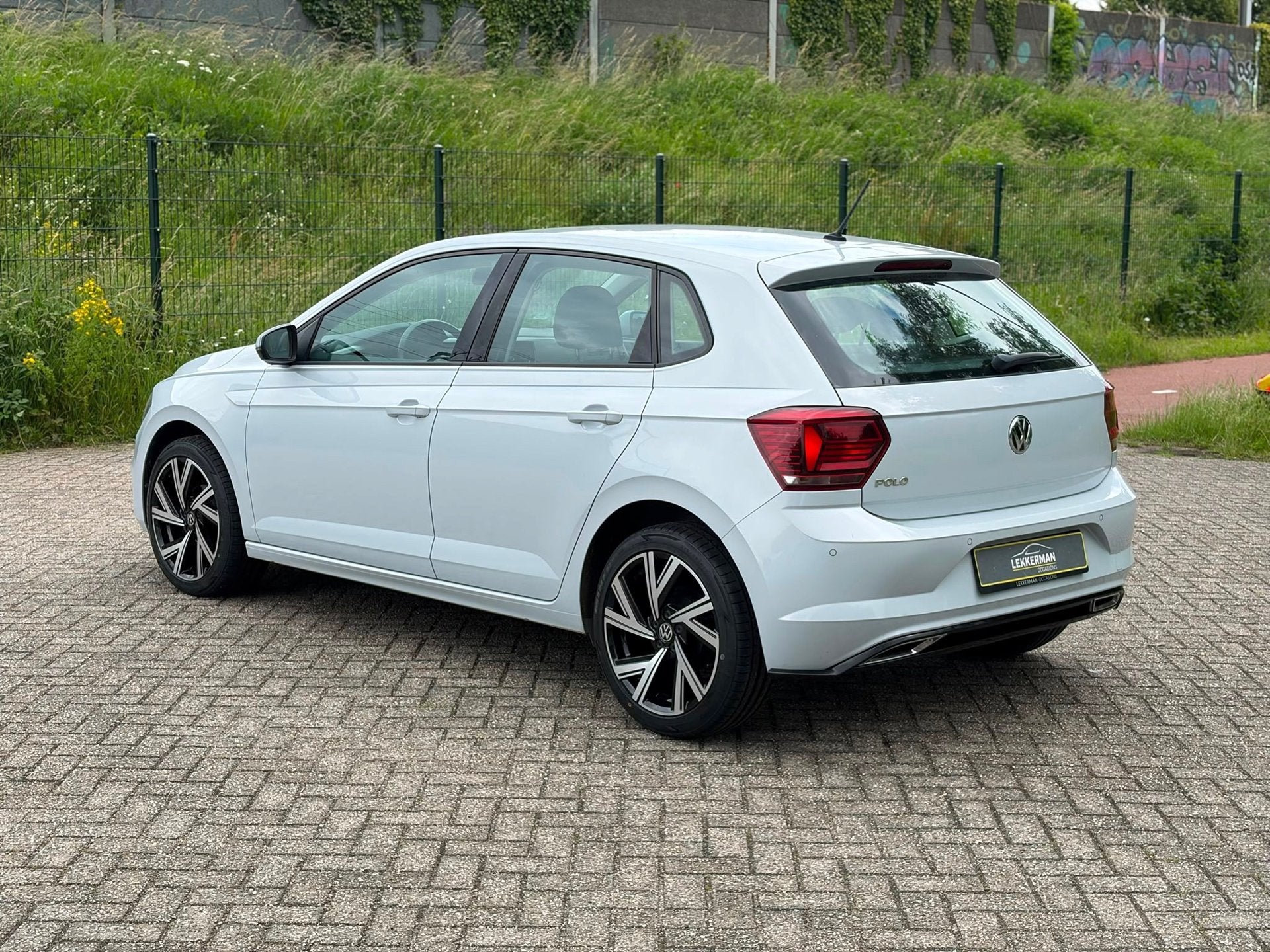 Volkswagen Polo 1.0 High Line I PDC I R - LINE VELGEN I BLUE, Auto's, Volkswagen, 1005 kg, Gebruikt, LED verlichting, Wit