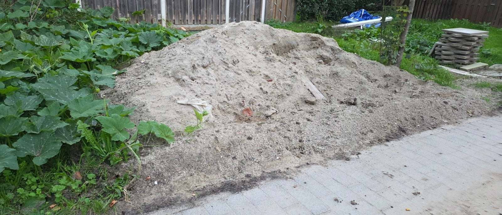 Gratis af te halen: Grote berg zand, Tuin en Terras, Ophalen, Gebruikt, Ophoogzand