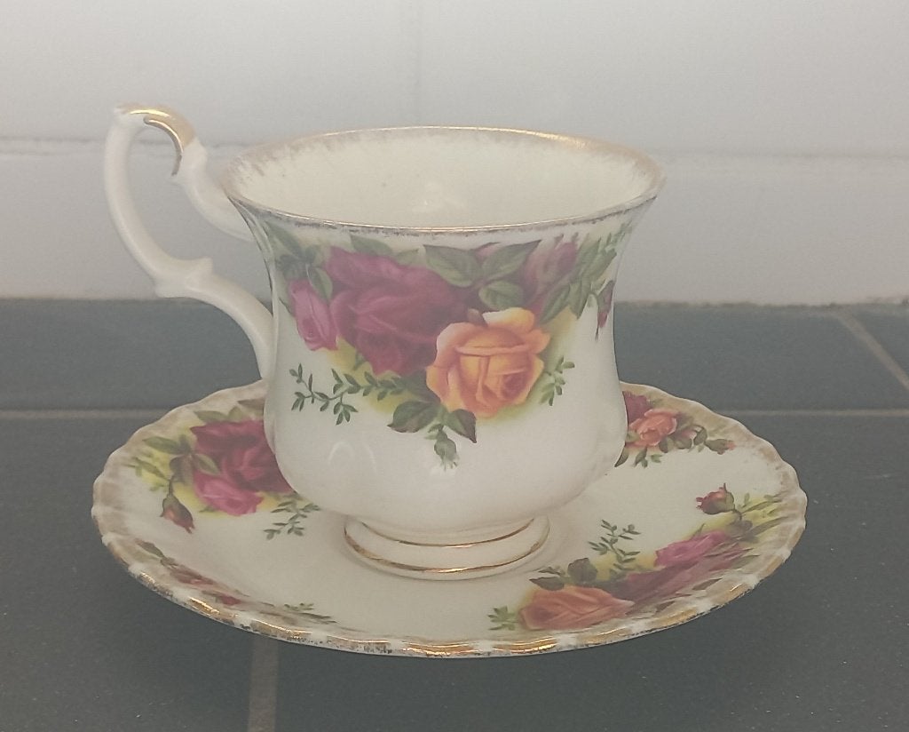 Royal Albert bone china kop en schotel Old country roses, Huis en Inrichting, Keuken | Servies, Ophalen of Verzenden, Zo goed als nieuw