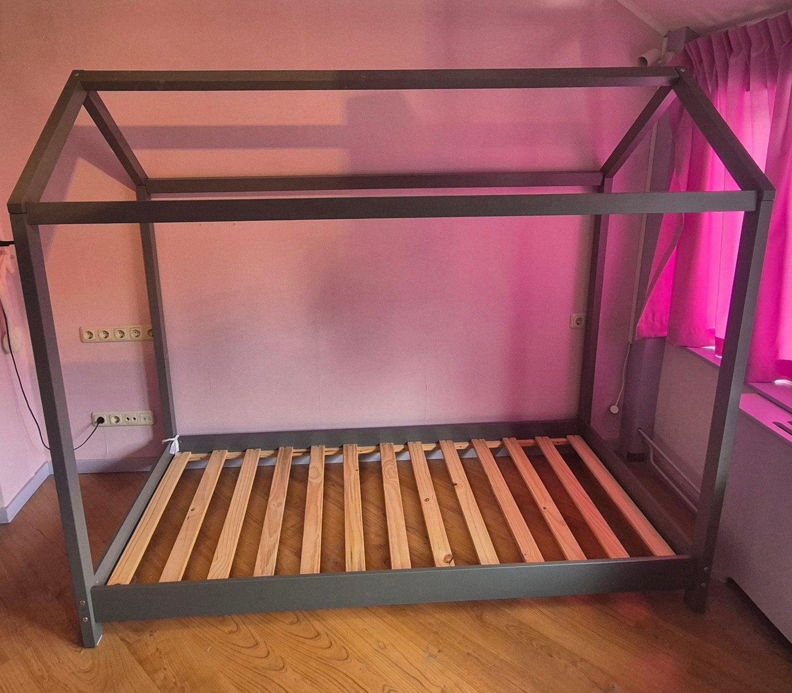 Antraciet kinderbed (huisbed) met lattenbodem, Ophalen, 85 tot 100 cm, Gebruikt, Lattenbodem