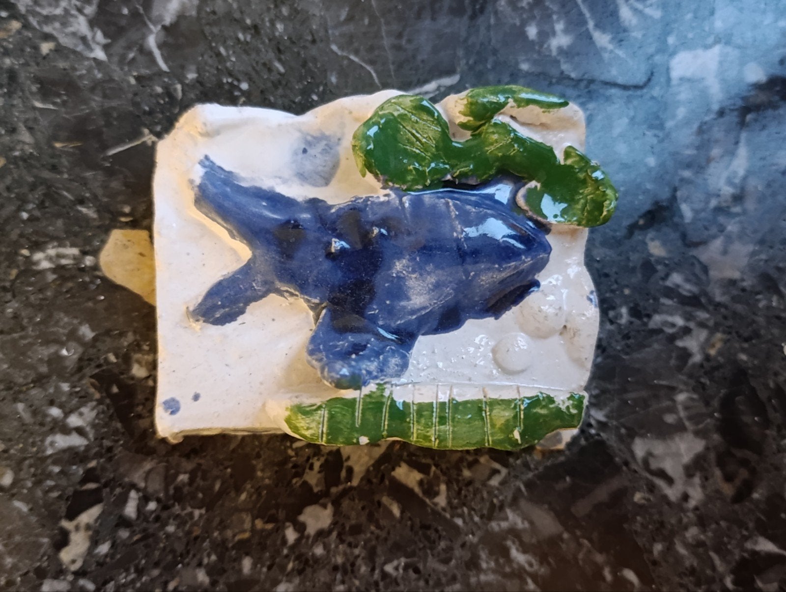 Handgemaakt keramisch beeldje van een walvis, Antiek en Kunst, Minder dan 20 cm, Geglazuurd, Ophalen of Verzenden, Steen of Keramiek