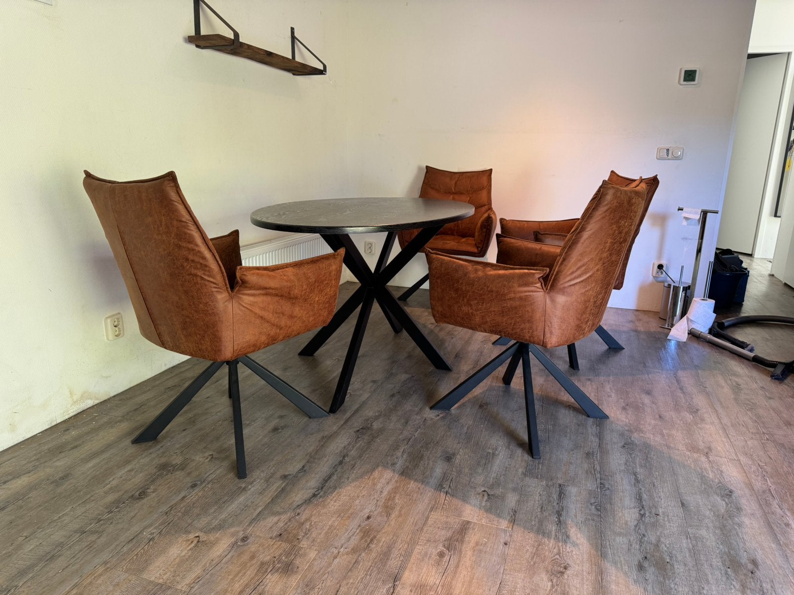 Ovalen eettafel met vier stoelen en wandplank, Ophalen, Zo goed als nieuw, 4 tot 6 stoelen