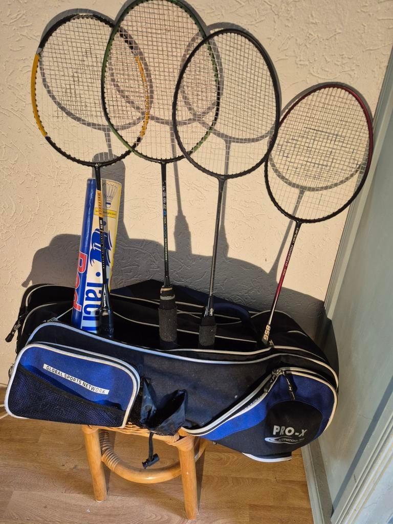 Badminton set: 4 rackets, shuttlecock koker en tas, Sport en Fitness, Badminton, Ophalen, Gebruikt, Racket(s)