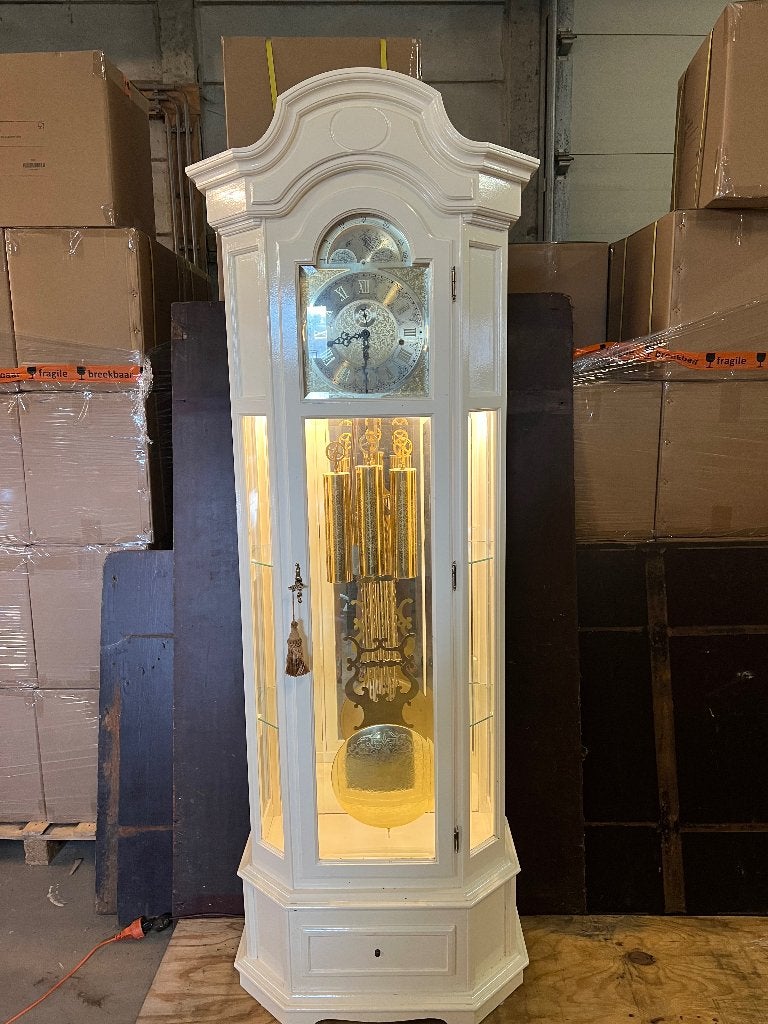 Staande klok met vitrine, Ophalen