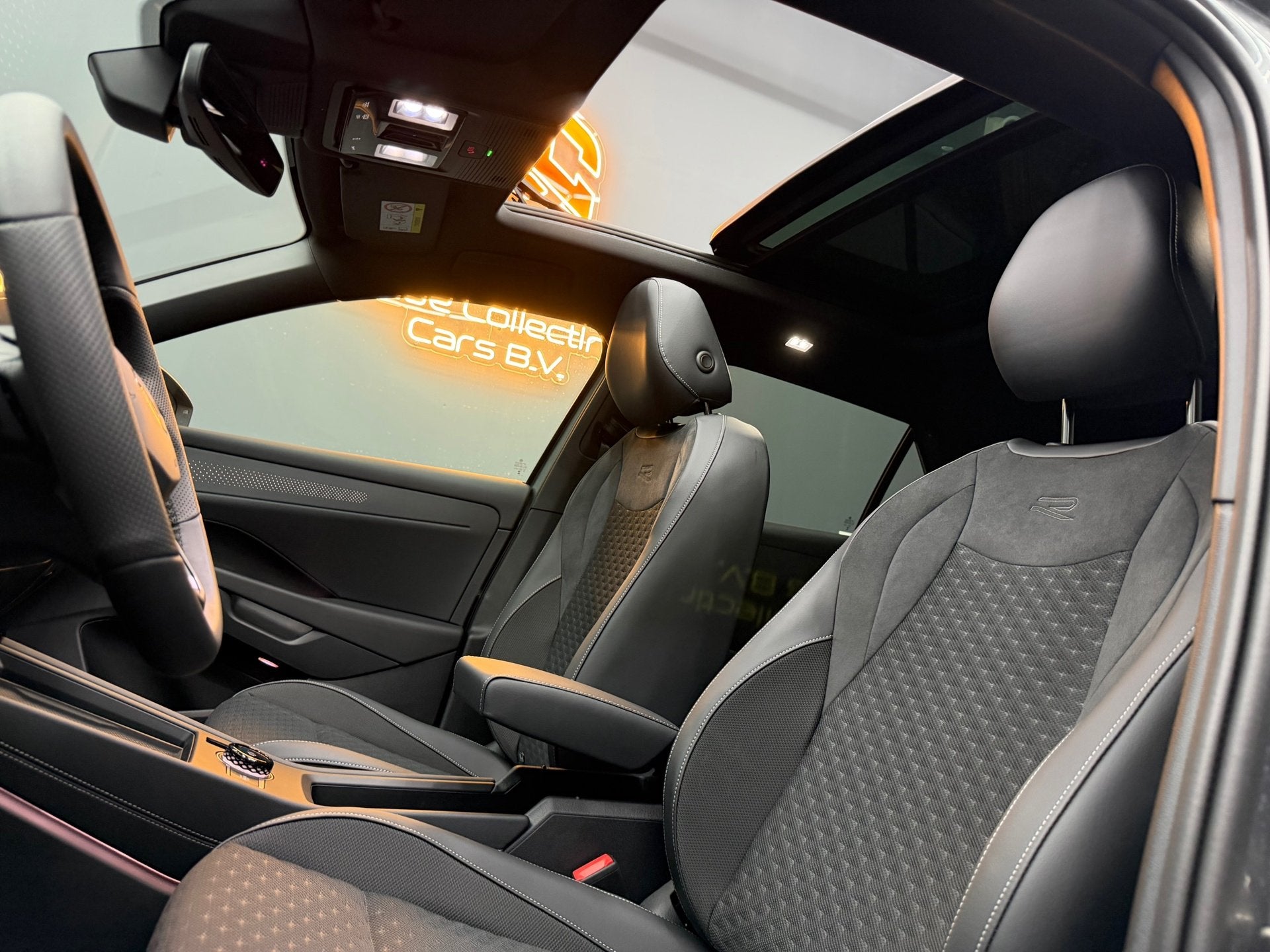 Foto 18 van Volkswagen T-ROC 1.5 eTsi R-Line First Edition Pano-IQ-KEYLE