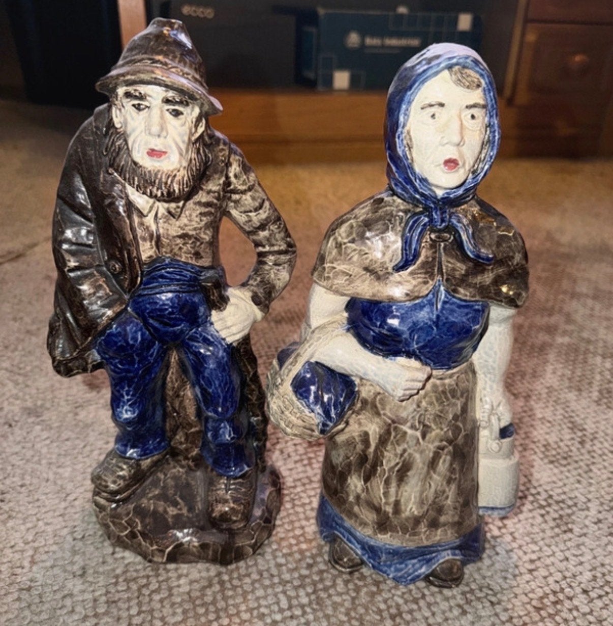 Vintage Keramische Beelden: Visser en Vrouw, Antiek en Kunst, Groep mensen, Geglazuurd, Ophalen of Verzenden, 20 - 50 cm