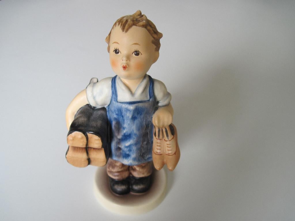 Mooie Schoenmaker van M.J. Hummel - Goebel - Nr. 143 - Boots, Verzamelen, Beelden en Beeldjes, Ophalen of Verzenden, Zo goed als nieuw