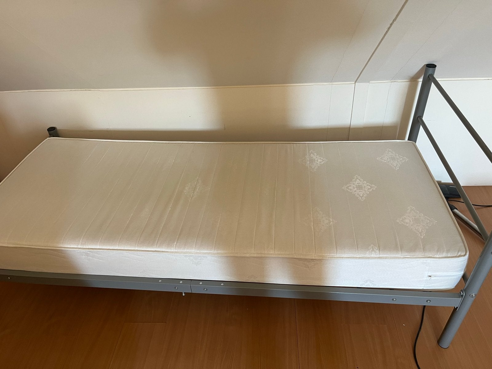 Twee eenpersoonsbedden (metaal en hout) met matras, Ophalen, Zo goed als nieuw, Eenpersoons, Metaal