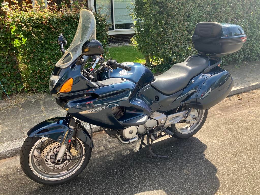 Honda Deauville NT650V Toermotor met Topkoffer en Zijkoffers, Motoren, Motoren | Honda, Cardan-aandrijving, 2 cilinders, Gebruikt