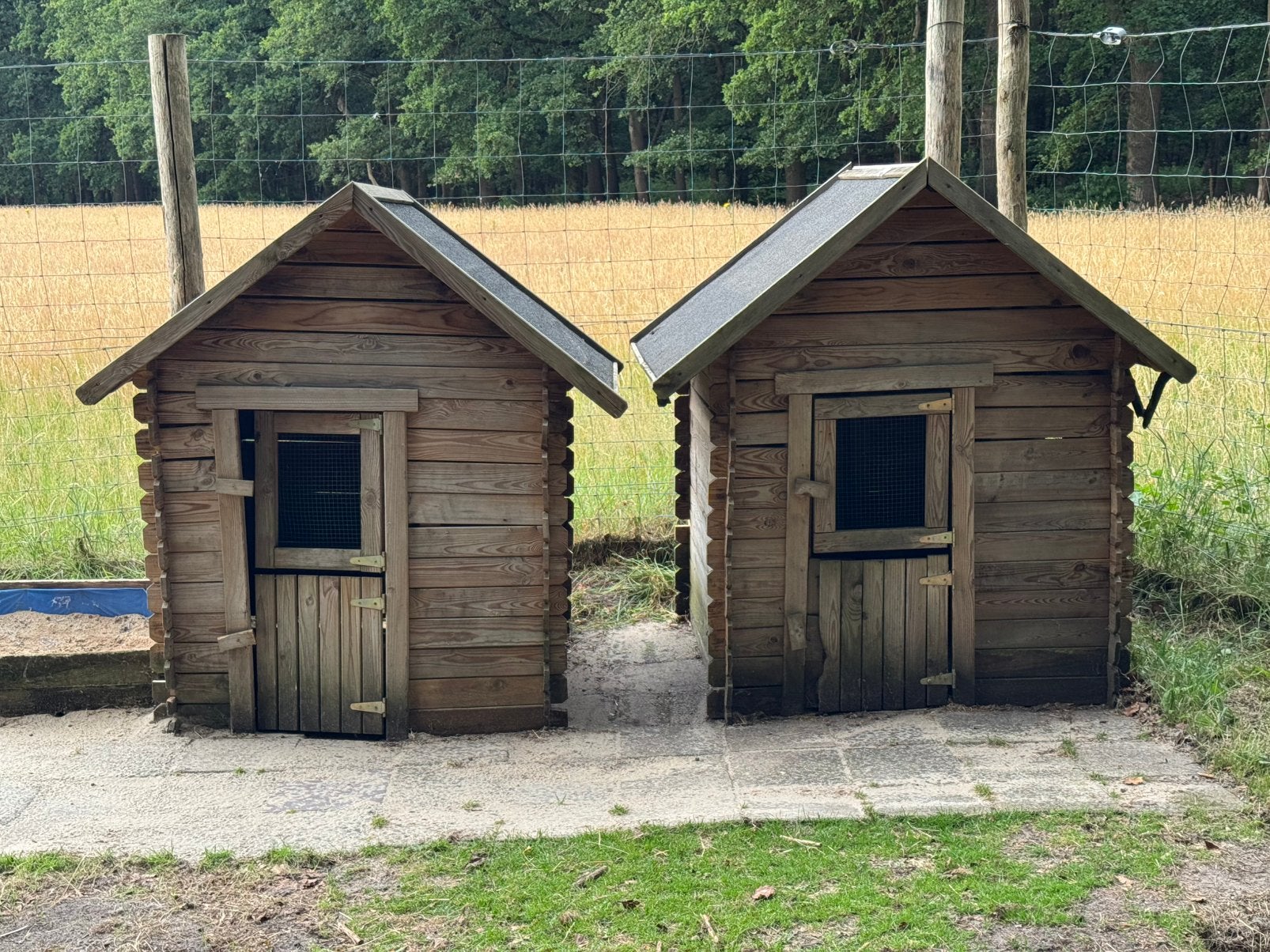 Twee dierenhokken / nachtverblijven, Dieren en Toebehoren, Ophalen