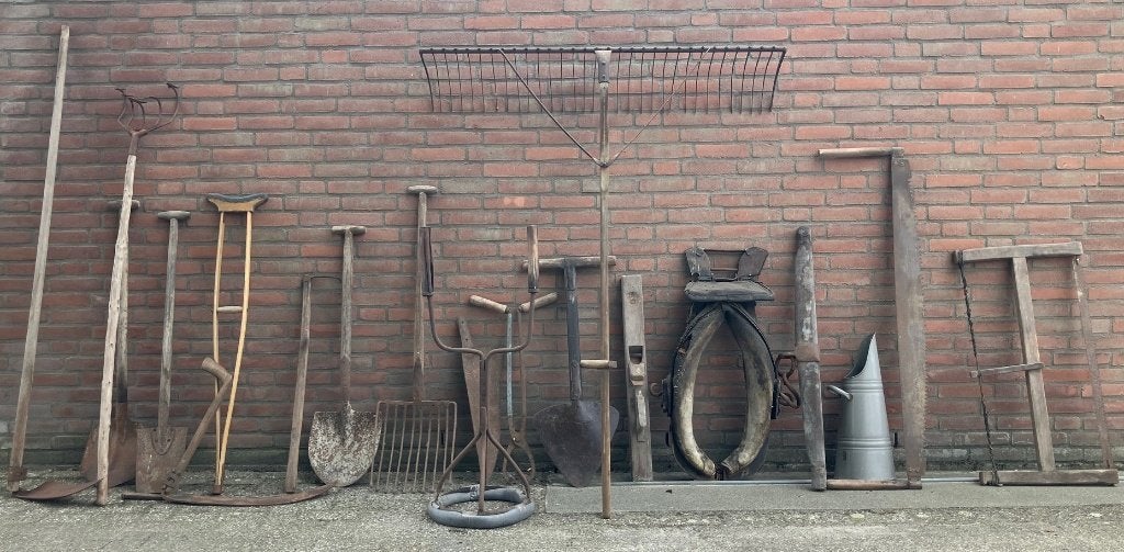 Oud boeren gereedschap, decoratie w.o aandrijfriem hooihark, Ophalen