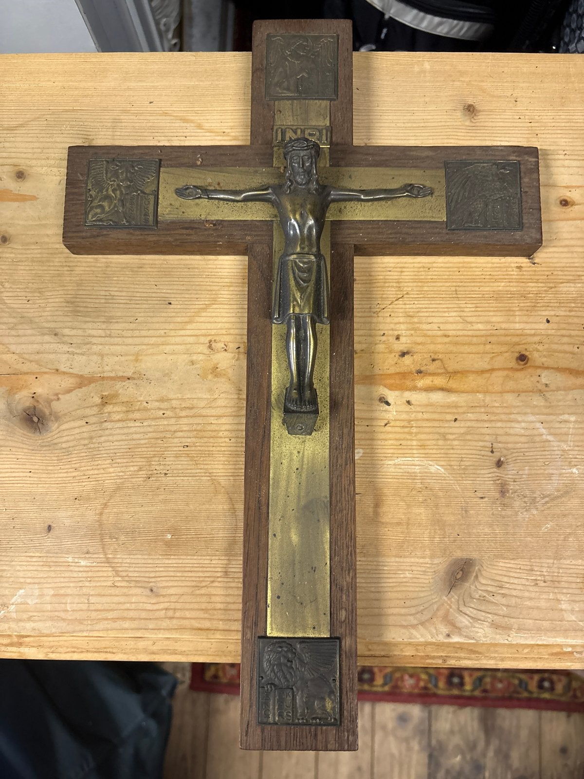 Antiek houten kruisbeeld met metalen details, Ophalen
