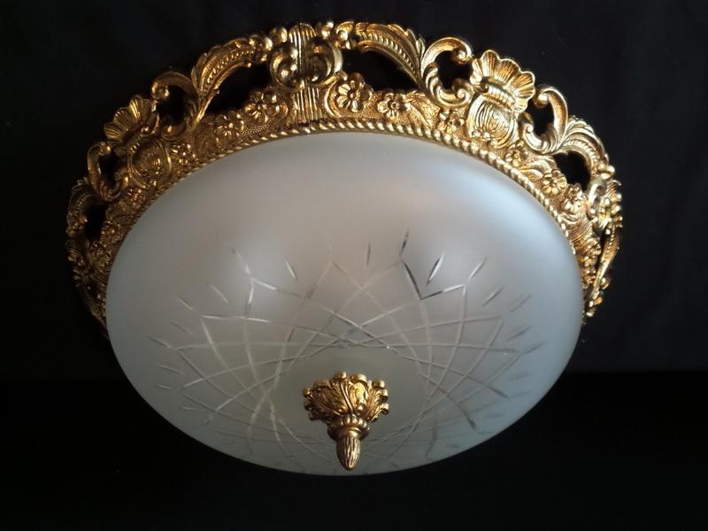 Plafonniére met matte facet glas kap en messingrand en rozet, Antiek en Kunst, Antiek | Lampen, Ophalen of Verzenden
