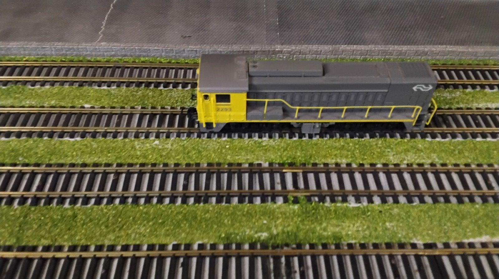 Roco 2200 NS heef altijd in de vitrinekast gestaan
Rijdt goe, Hobby en Vrije tijd, Modeltreinen | H0, Analoog, Ophalen of Verzenden