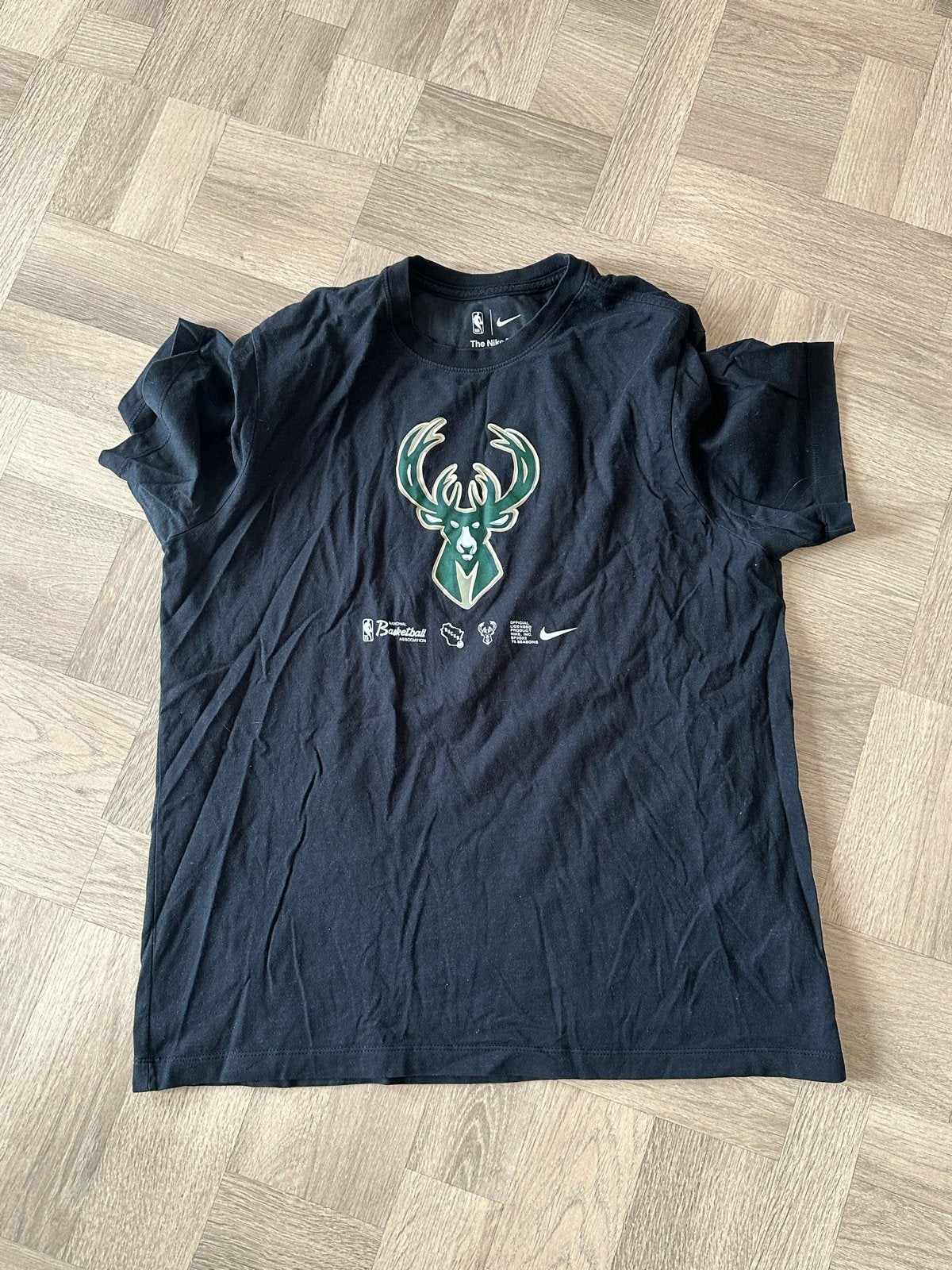 NBA Milwaukee Bucks Nike T-shirt - Maat L, Ophalen of Verzenden, Gedragen, Maat 52/54 (L), Zwart