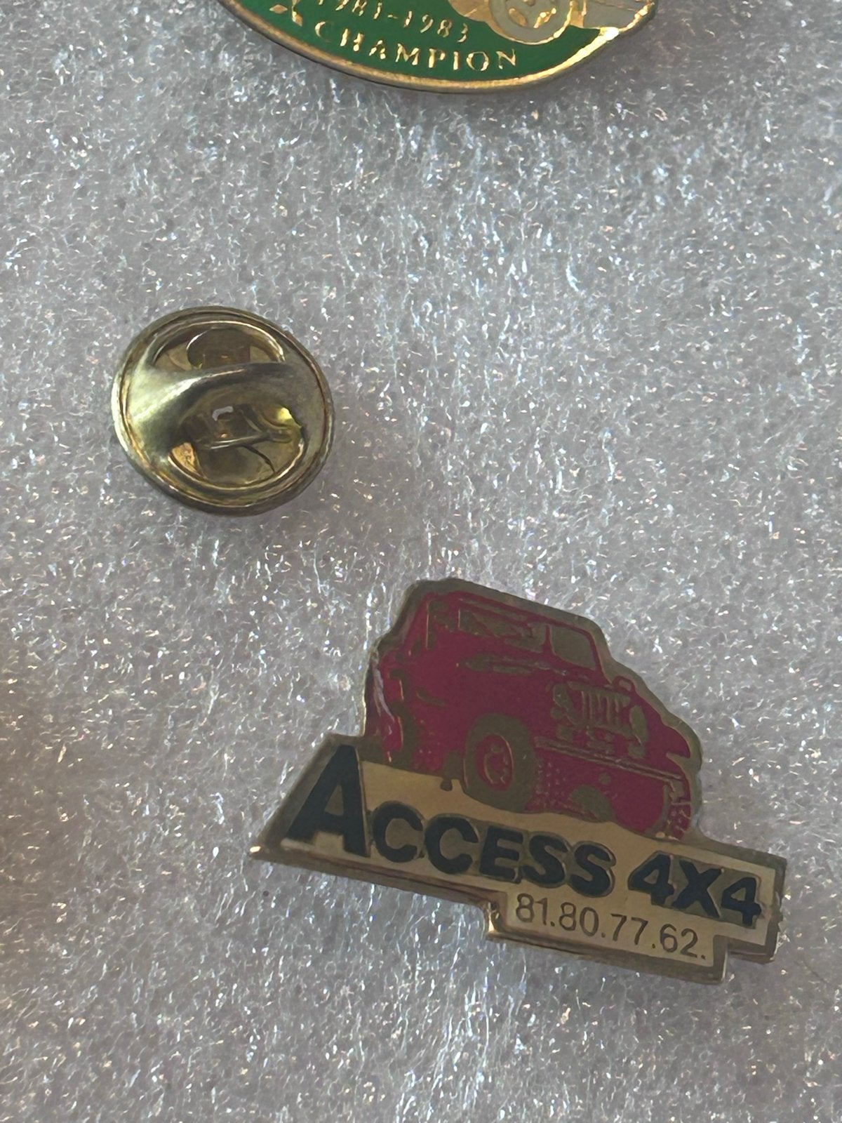 Vintage Access 4x4 Pin - Rode Jeep - Verzamelaarsobject, Ophalen of Verzenden, Gebruikt, Transport, Speldje of Pin