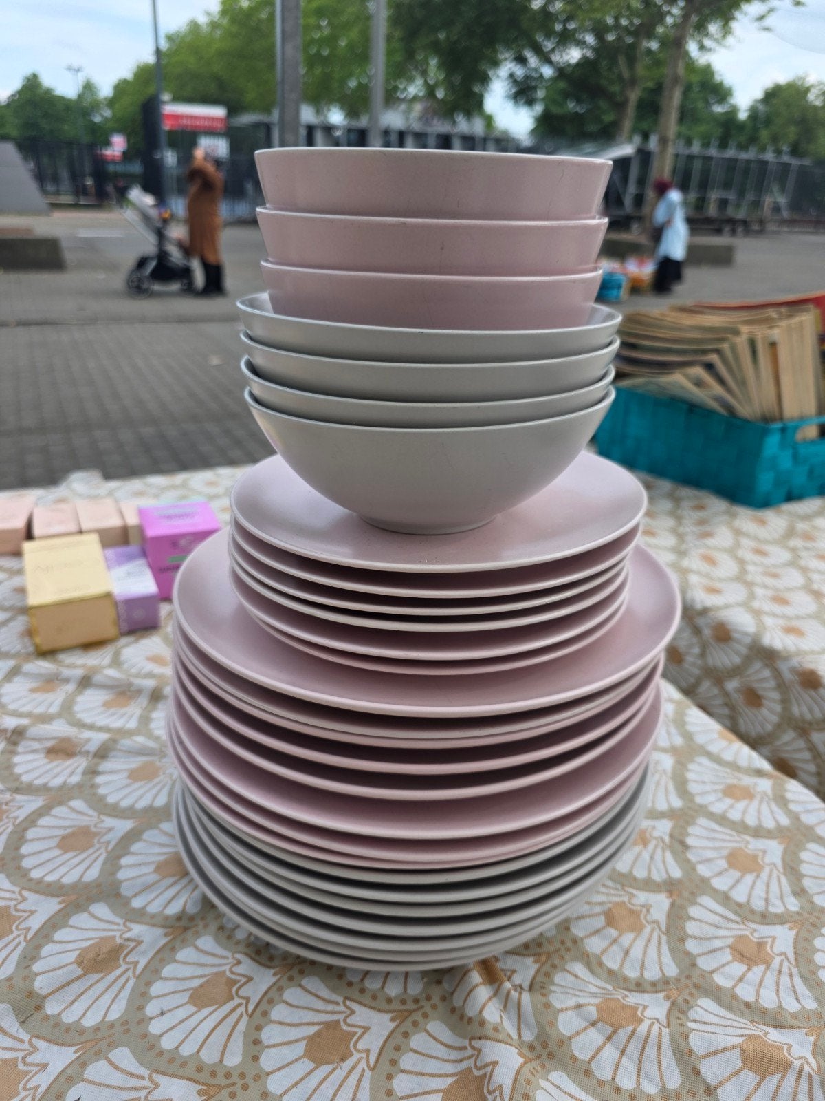 Roze en grijze borden en kommen set, Ophalen of Verzenden, Aardewerk, Overige stijlen, Bord(en)